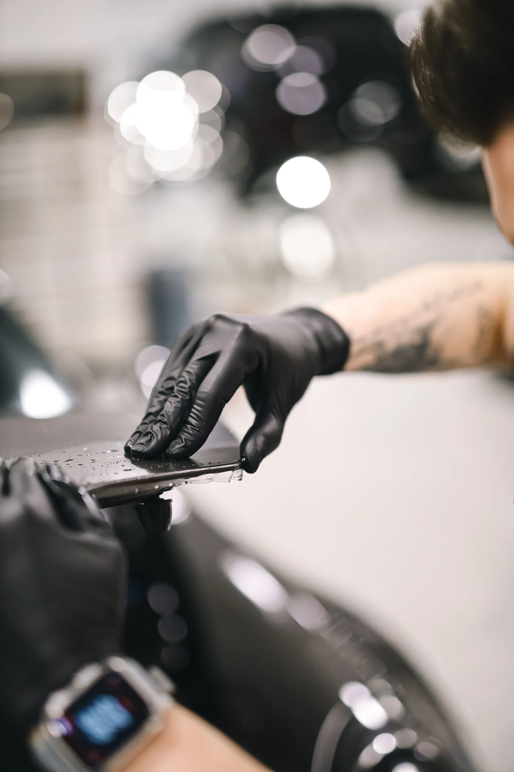 Aplicação profissional de película automotiva