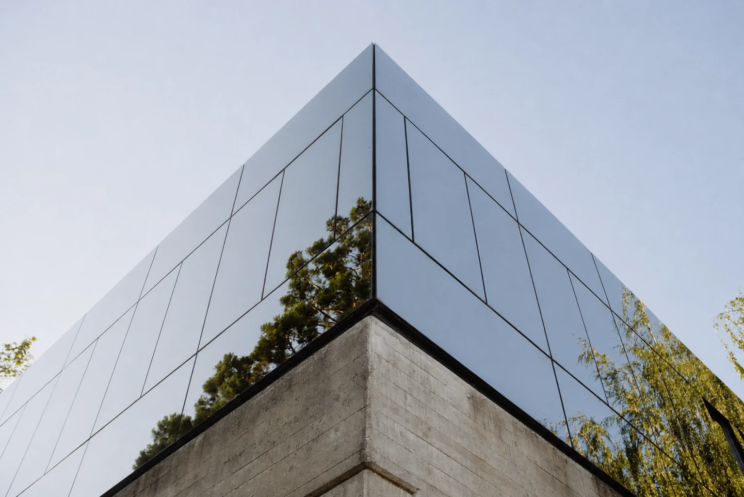 Prédio corporativo com fachada de vidro refletivo