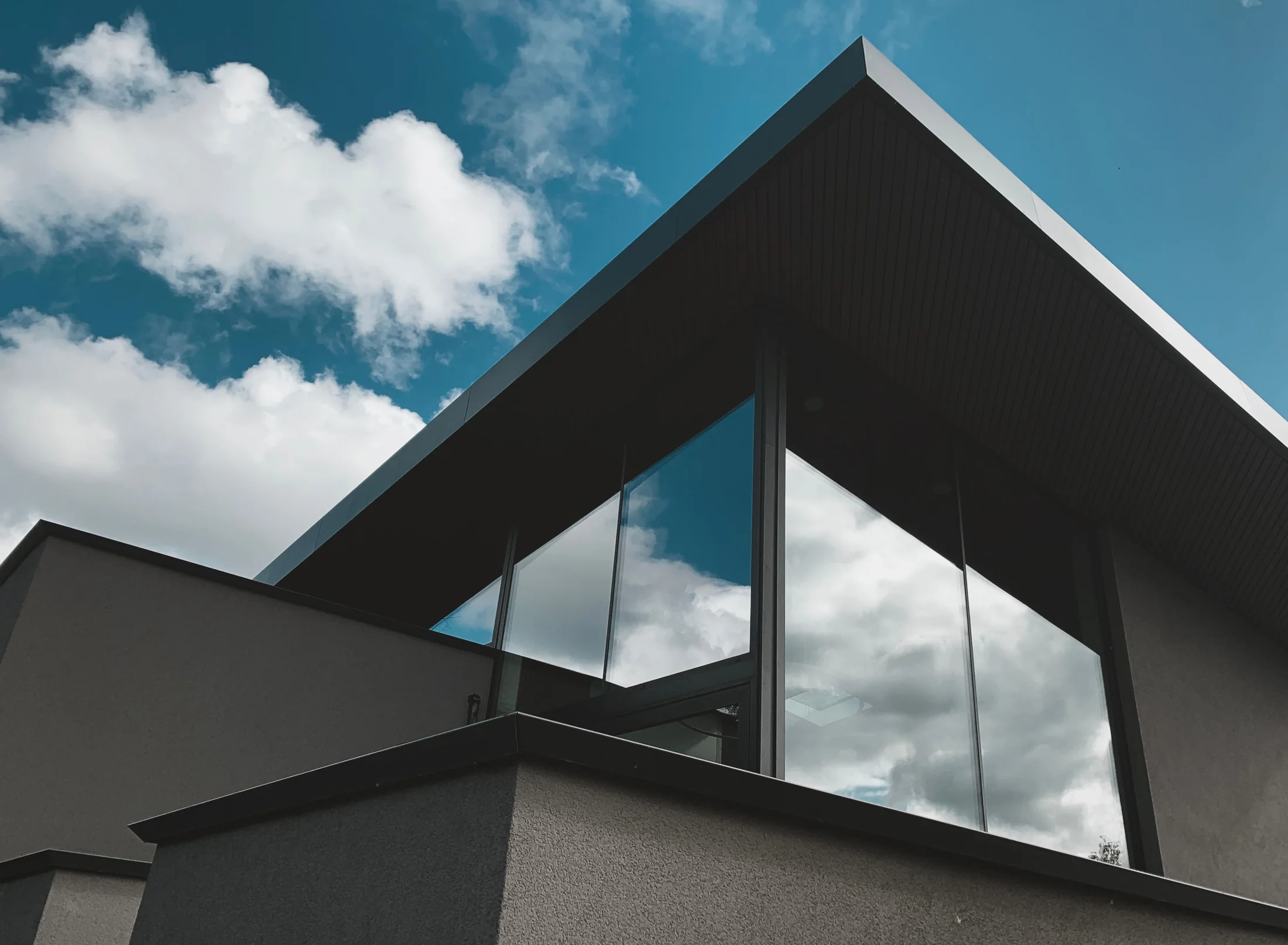 Arquitetura residencial com grandes superfícies de vidro